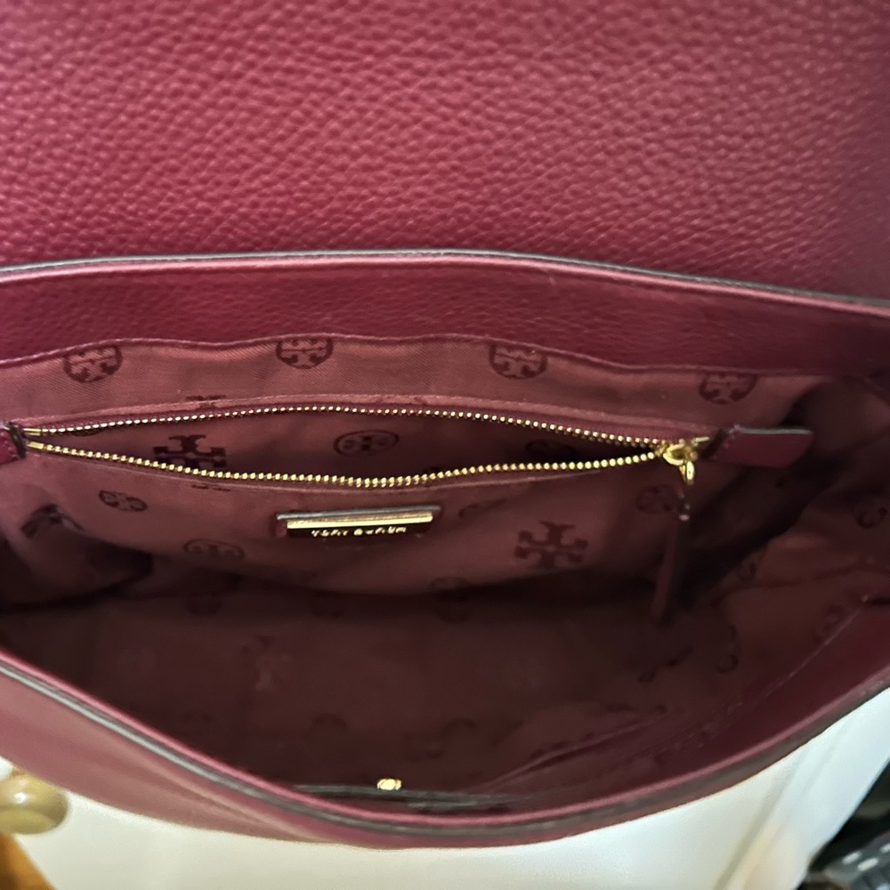 A beautiful burgundy/maroon Tory Burch cross body purse. - Picture 5 of 7